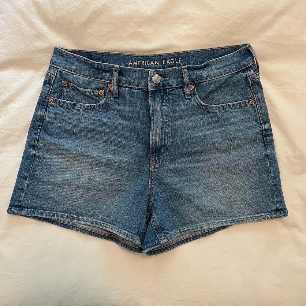 AE Strigid Super High-Waisted Relaxed Denim Short in Medium Tinted Indigo
